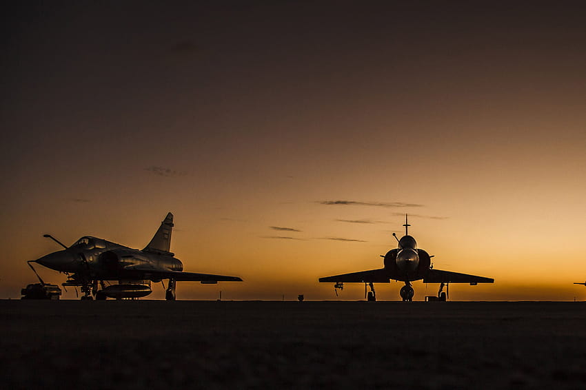 Dassault Mirage 2000 Jet Fighter Aircraft Warplane Sunset Silueta, puesta de sol desde jet fondo de pantalla
