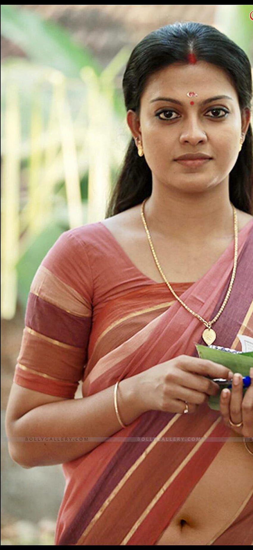 Gorgeous Anusree navel in traditional kerala saree HD phone ...