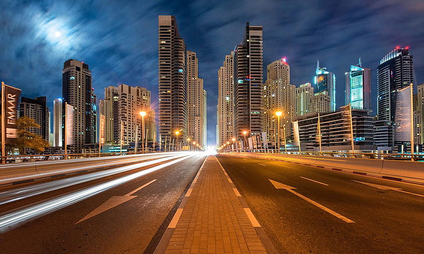 조명이 켜진 고층 빌딩이 있는 두바이 아랍 에미레이트 도시 풍경 HD 월페이퍼