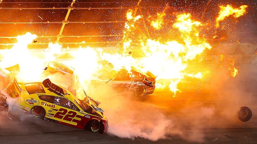 Sehen Sie sich den feurigen Daytona 500-Crash an, der ein wildes Finish verursachte, und Michael McDowells Sieg, den Nascar-Crash HD-Hintergrundbild