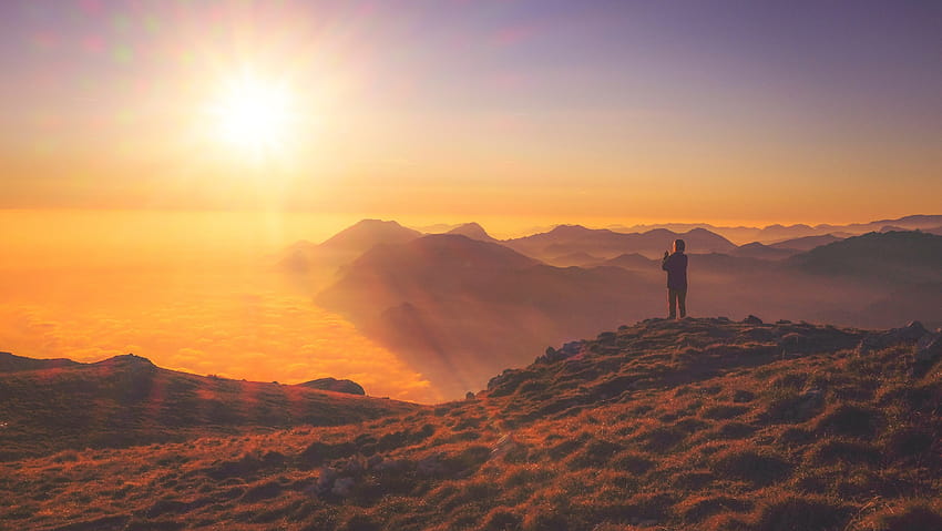 ID: 234052 / uma pessoa em pé em um pico com vista para um vale nublado e nebuloso durante o pôr do sol, pôr do sol e nascer do sol nas montanhas nubladas, vale nas montanhas ao nascer do sol papel de parede HD