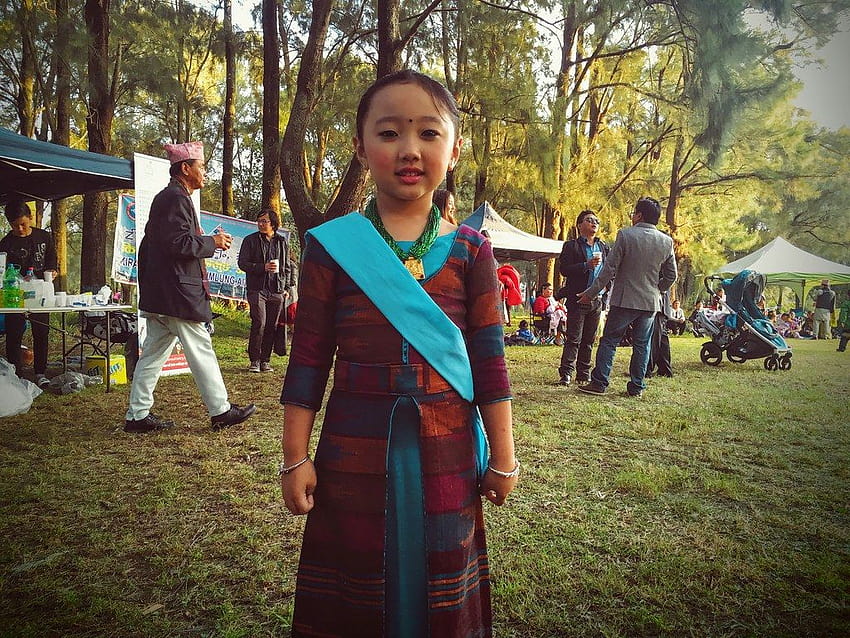 Niña indígena nepalí con atuendo cultural, kirati fondo de pantalla