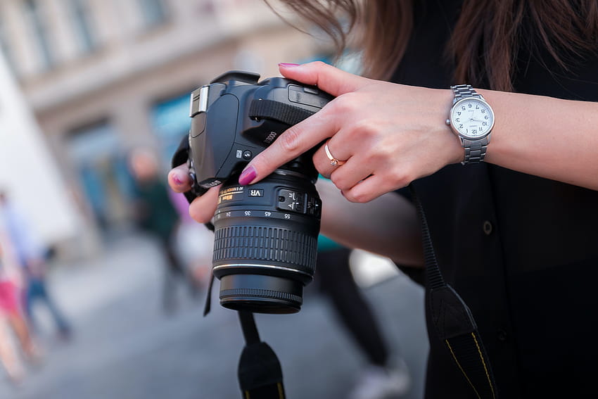 Mujer sosteniendo una cámara réflex digital negra · Stock, chica dslr fondo de pantalla