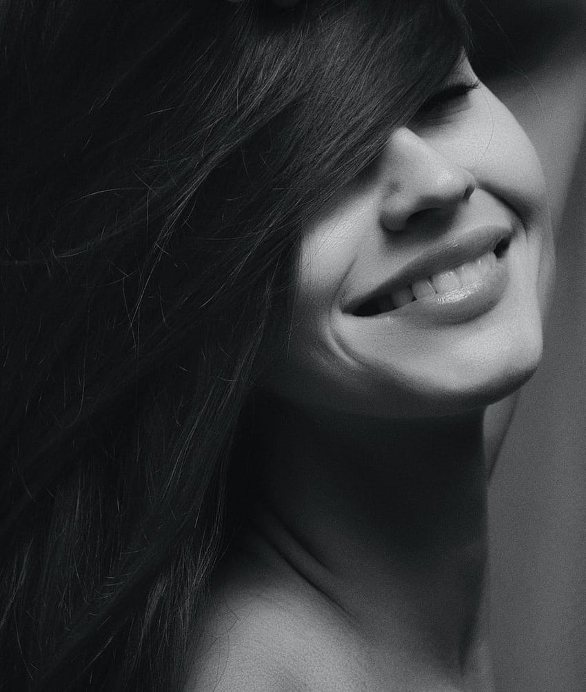 escala de cinza de uma mulher sorridente – Humano, sorriso de rosto de mulher Papel de parede de celular HD