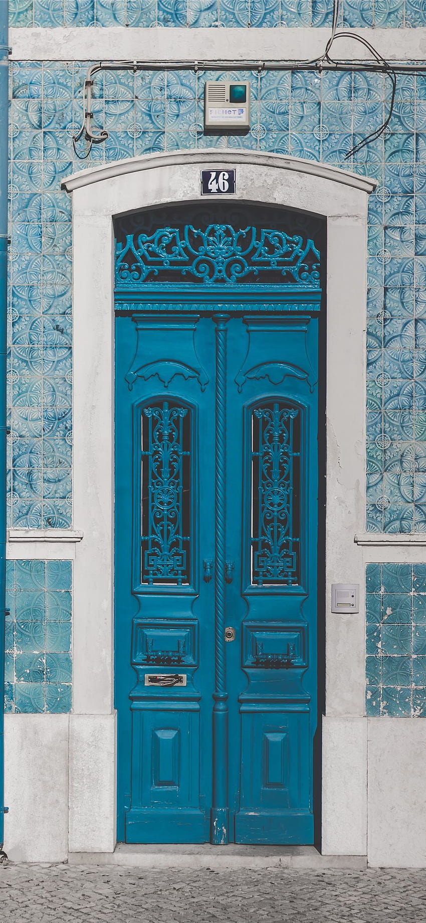 青い木製のドアが 46 のサインで閉じられた iPhone X、閉じられたドア HD電話の壁紙