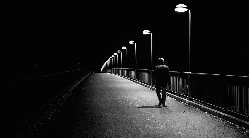 O bezpieczeństwie, strachu i samotnym powrocie nocą do domu jako kobieta, samotny chłopiec idący drogą Tapeta HD