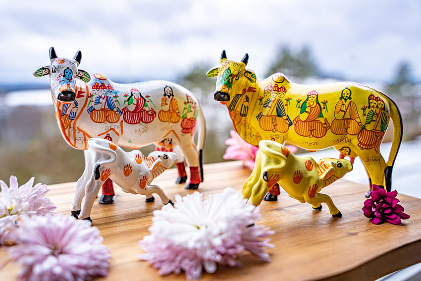 Krowa Kamadhenu z dekoracyjną statuą cielęcia Tapeta HD