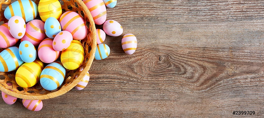Wesołych Wielkanocnych drewnianych tła z różowymi, żółtymi i niebieskimi jajkami, wielkanocny różowy niebieski Tapeta HD