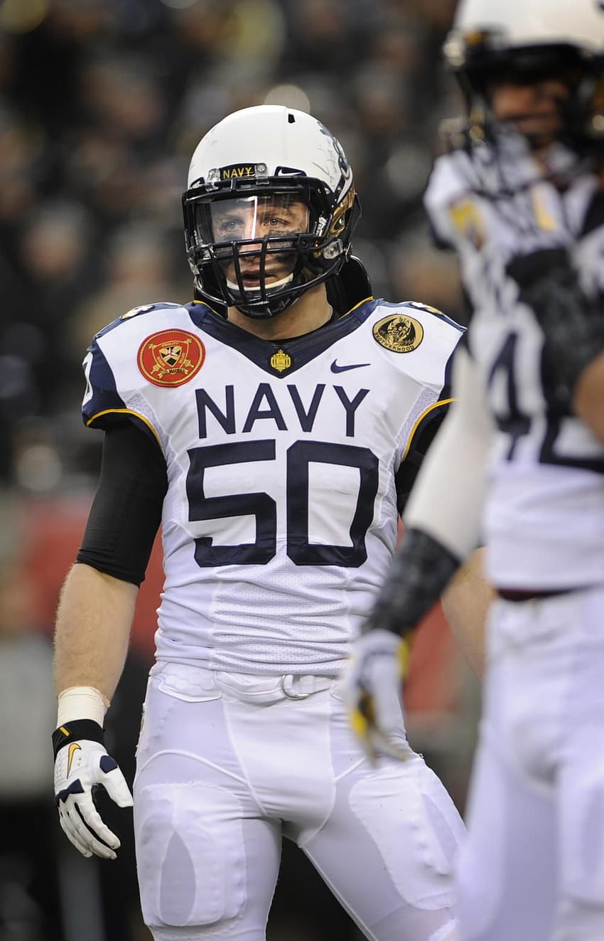 O aspirante a marinheiro da Marinha dos EUA Brye French, um linebacker do time de futebol da Academia Naval dos EUA, assiste ao US Milit…, futebol de aspirantes da marinha Papel de parede de celular HD