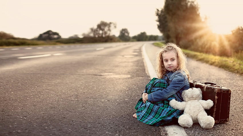 Cute Small Girl Wait On Road With Teddy Bear Pics, esperando en un camino solitario fondo de pantalla