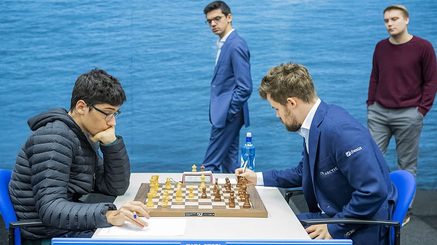 La reacción de Magnus Carlsen al vencer a Alireza Firouzja subraya la lucha ardiente por la posición del ajedrez fondo de pantalla