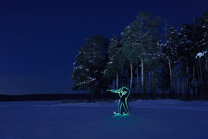 giochi olimpici di biathlon della silhouette notturna della foresta invernale Sfondo HD