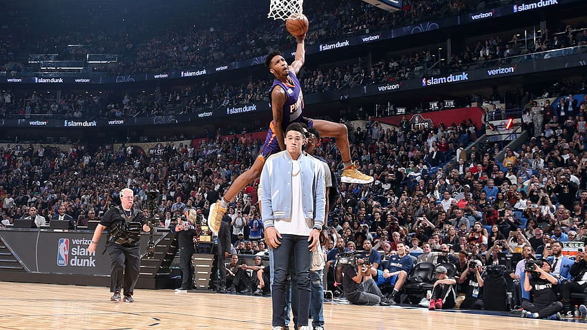 Дерик Джоунс-младши забива над 4-ма съотборници в NBA Slam Dunk Contest HD тапет