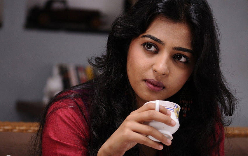 5 things you don't know about Radhika Apte HD wallpaper