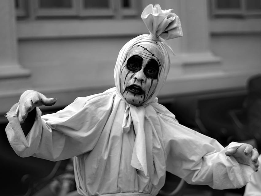 People have dressed up as ghosts to enforce lockdown in Indonesia, pocong HD wallpaper
