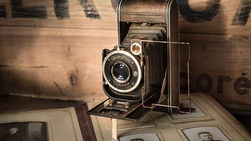 Cámara vintage en superficie marrón, cámara fondo de pantalla