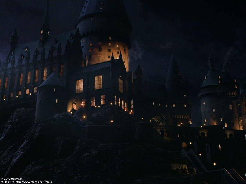 Lâu đài Hogwarts: Lâu đài nổi tiếng của bộ phim Harry Potter, từng là nơi đào tạo các phù thủy tài năng. Hình ảnh đầy tính thần thái này sẽ khiến bạn say đắm từ đầu đến cuối.