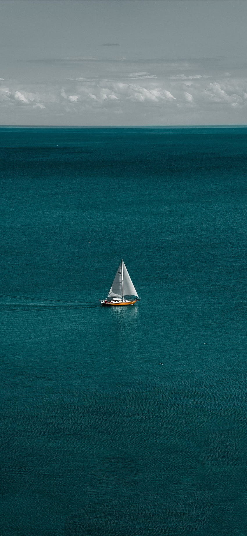 barca bianca e marrone nello specchio d'acqua, squallida Sfondo del telefono HD