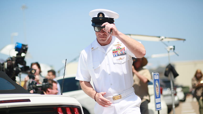 Eddie Gallagher, absuelto de crímenes de guerra y apoyado por Donald Trump, ha iniciado una línea de ropa de estilo de vida, uniformes de la Marina de EE. UU. fondo de pantalla