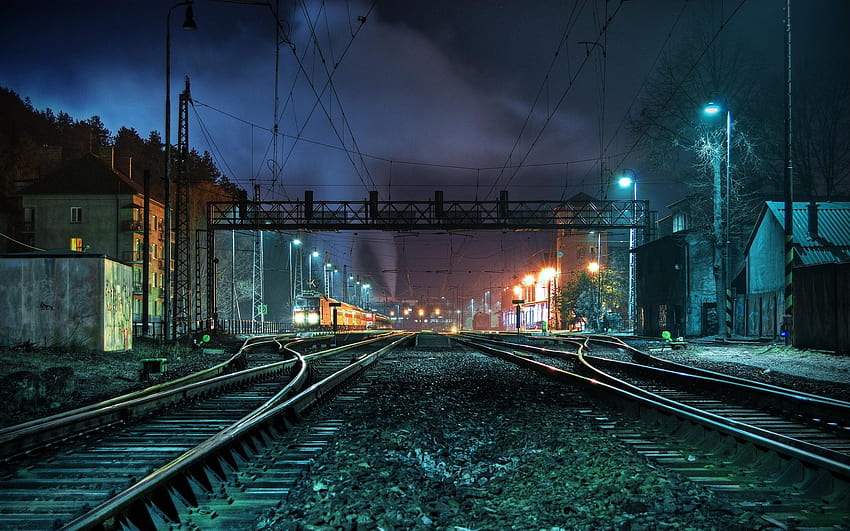 Trilho de trem, estação ferroviária, noite, trem, estação de trem, plataforma ferroviária papel de parede HD