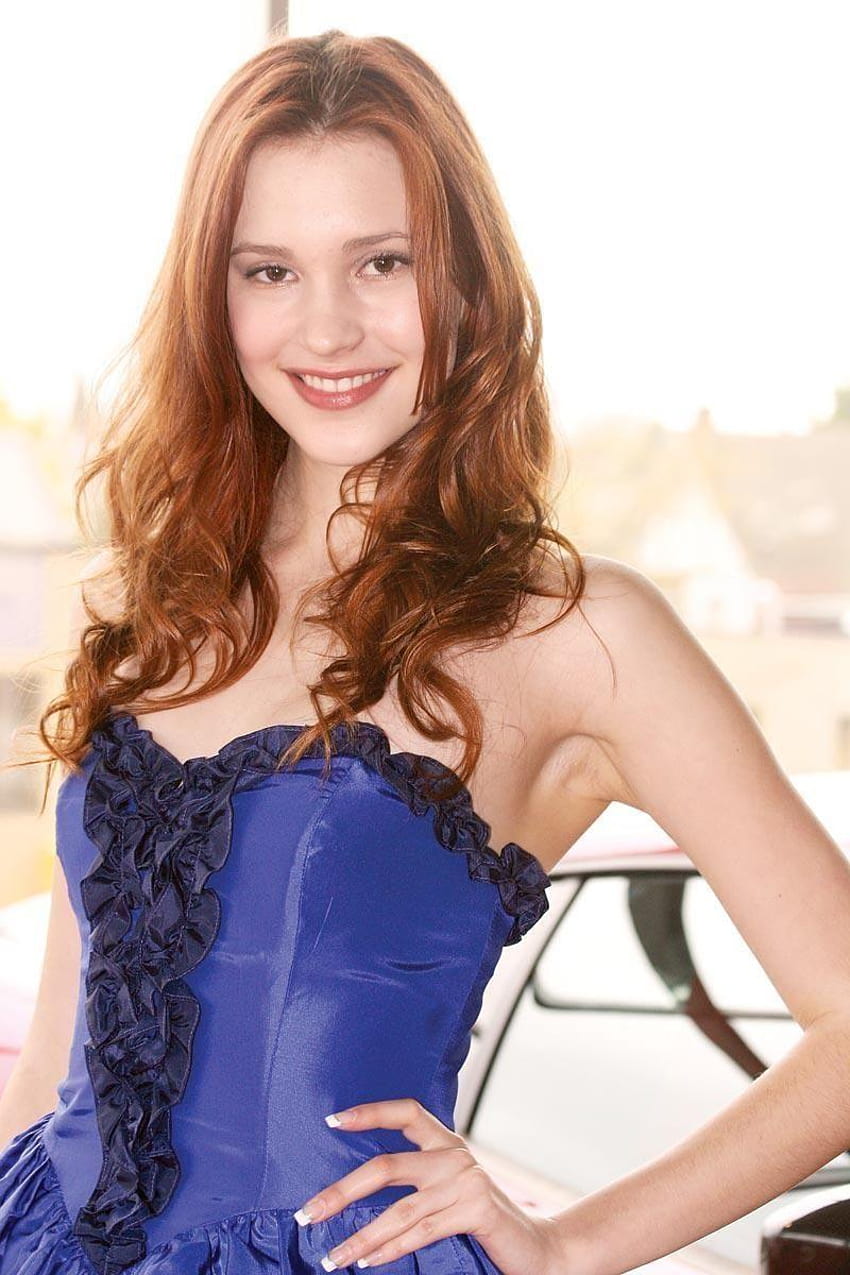Alexia Fast Age, Height, Net Worth, Husband, Dating, Biography, Body HD phone wallpaper