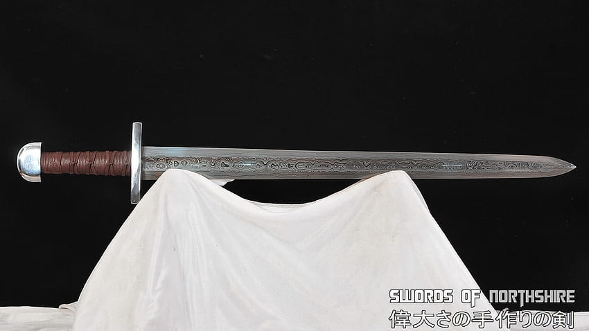 Spada vichinga europea medievale Lama in acciaio piegato a doppio taglio 1095 forgiata a mano Sfondo HD