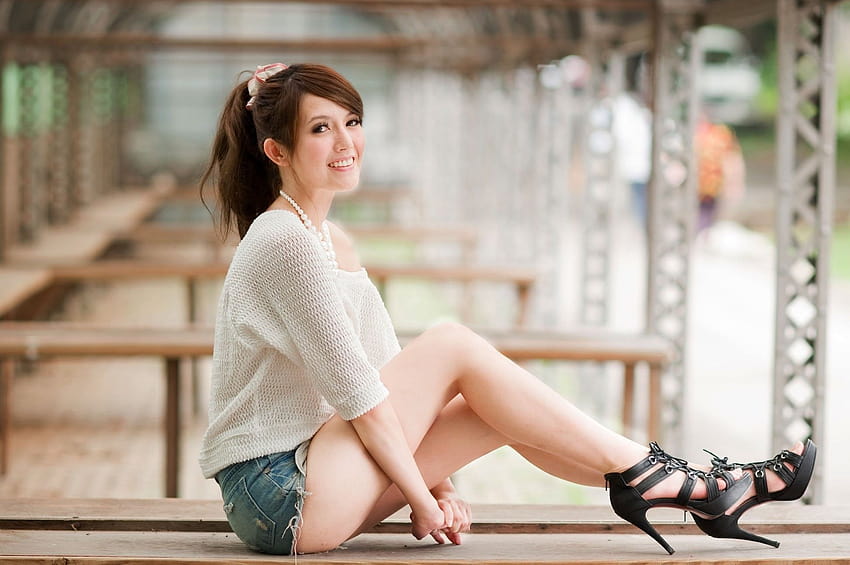 mulheres modelo asiático morena cabelo longo sorridente suéter short jeans salto alto Mulheres ao ar livre / e Mobile Backgrounds, mulheres bonitas com salto alto papel de parede HD
