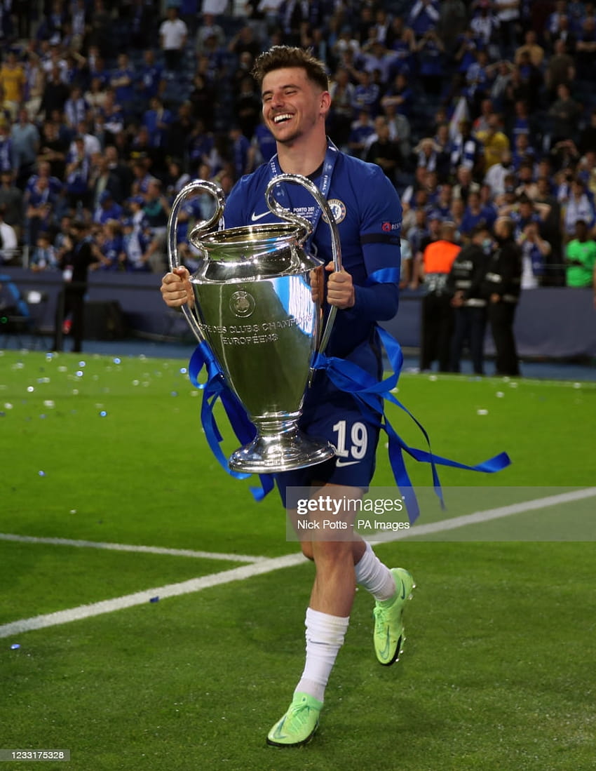 Chelsea's Mason Mount lifts the Trophy following victory over Chelsea... News, mason mount champions league HD phone wallpaper