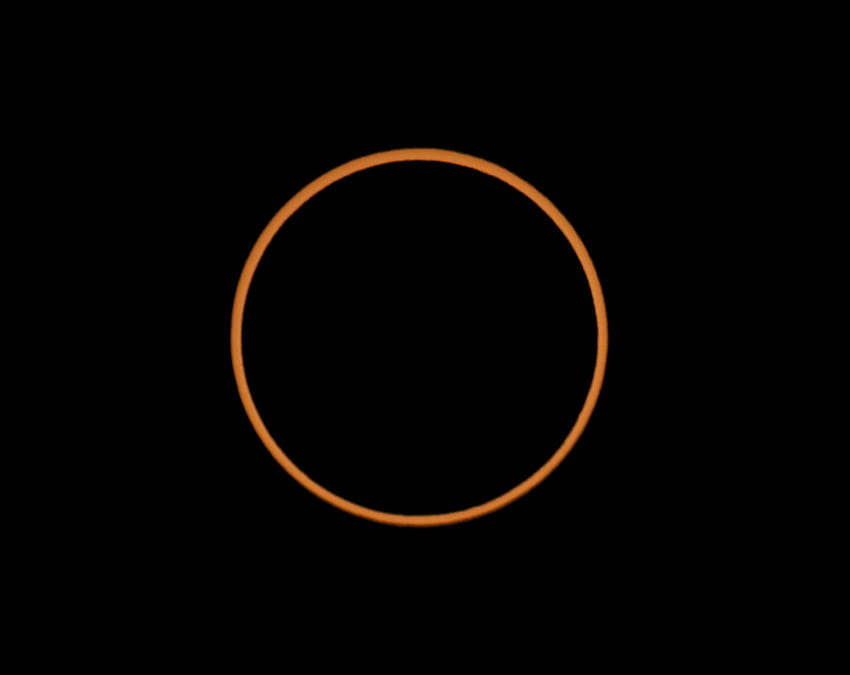 Eclipse solar anular versus total: estar en la sombra fondo de pantalla
