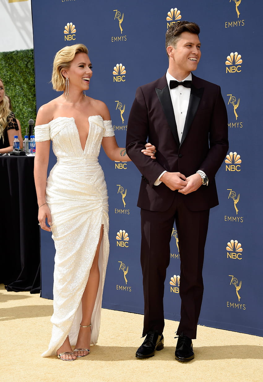 Scarlett Johansson dan Colin Jost Terlihat Sangat Jatuh Cinta di Emmy Pertama wallpaper ponsel HD