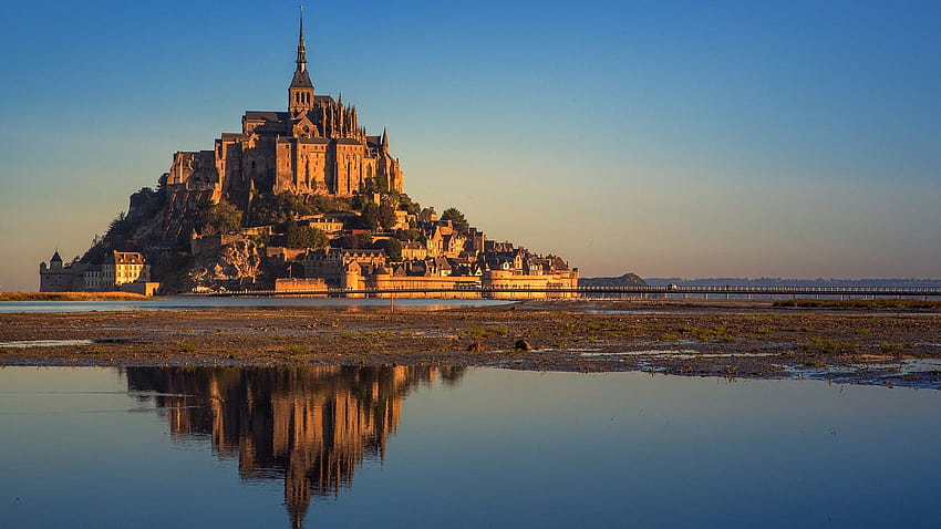 Bahía de Mont Saint Michel en marea alta, Manche, Normandía, Francia fondo de pantalla