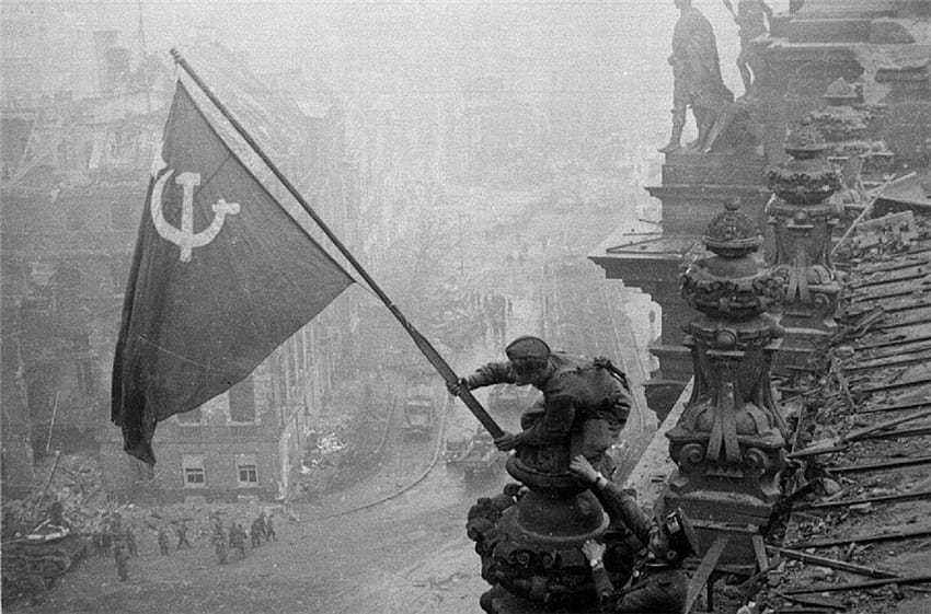 Bandera soviética en Berlín fondo de pantalla