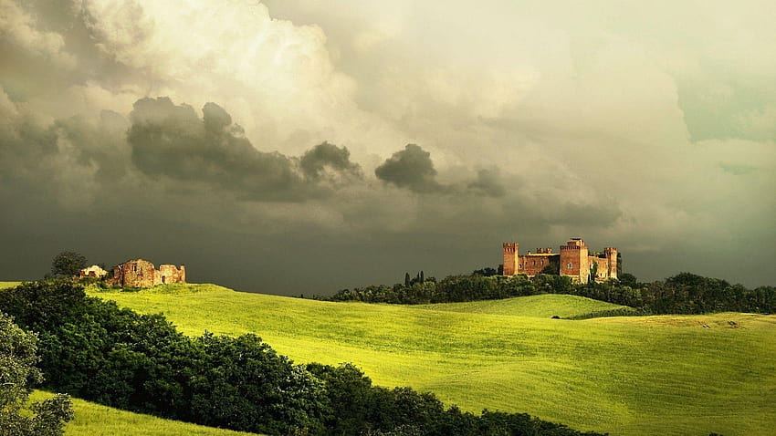 Zamek pod szarym niebem, wokół zielone wzgórza. Android Tapeta HD
