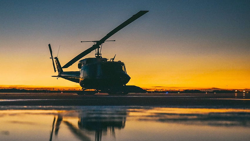 Helicóptero militar baleado sobre el norte de Virginia, miembro de la tripulación herido, helicóptero del FBI fondo de pantalla
