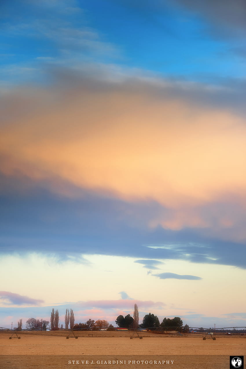 Облачен пейзаж с люцерна, художествен печат HD тапет за телефон