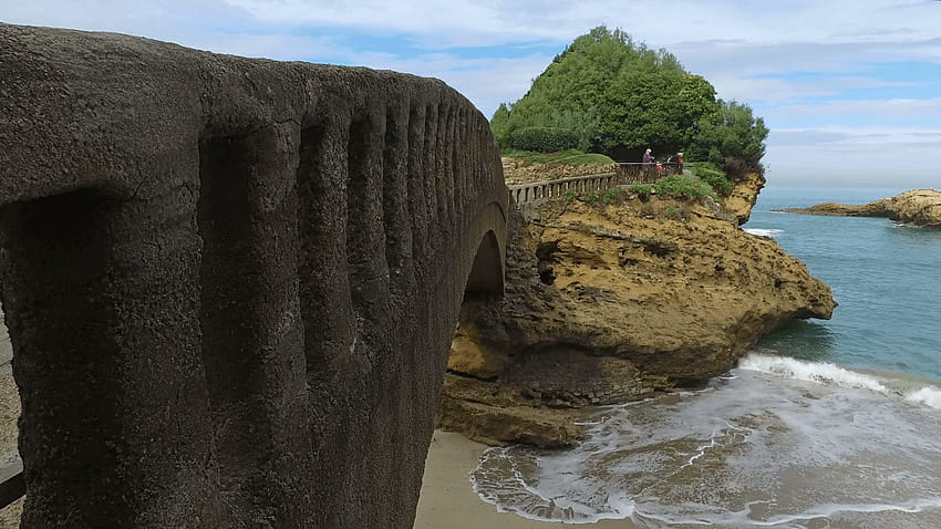 Steinbrücke zum Inselchen Rocher Du Basta 04 Dolly Tracking In, dem Rocher du Basta HD-Hintergrundbild
