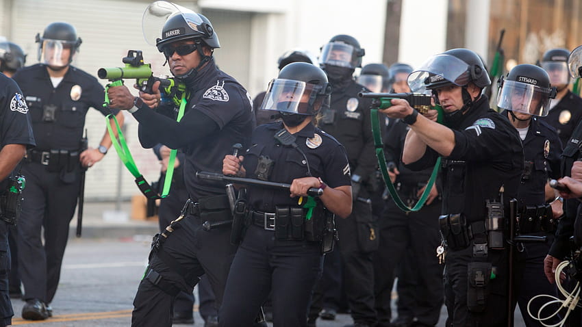2 giornalisti fanno causa alla polizia di Los Angeles, allo sceriffo della contea di Los Angeles per presunte molestie e aggressioni fisiche durante le proteste, agenti swat della polizia di Los Angeles Sfondo HD