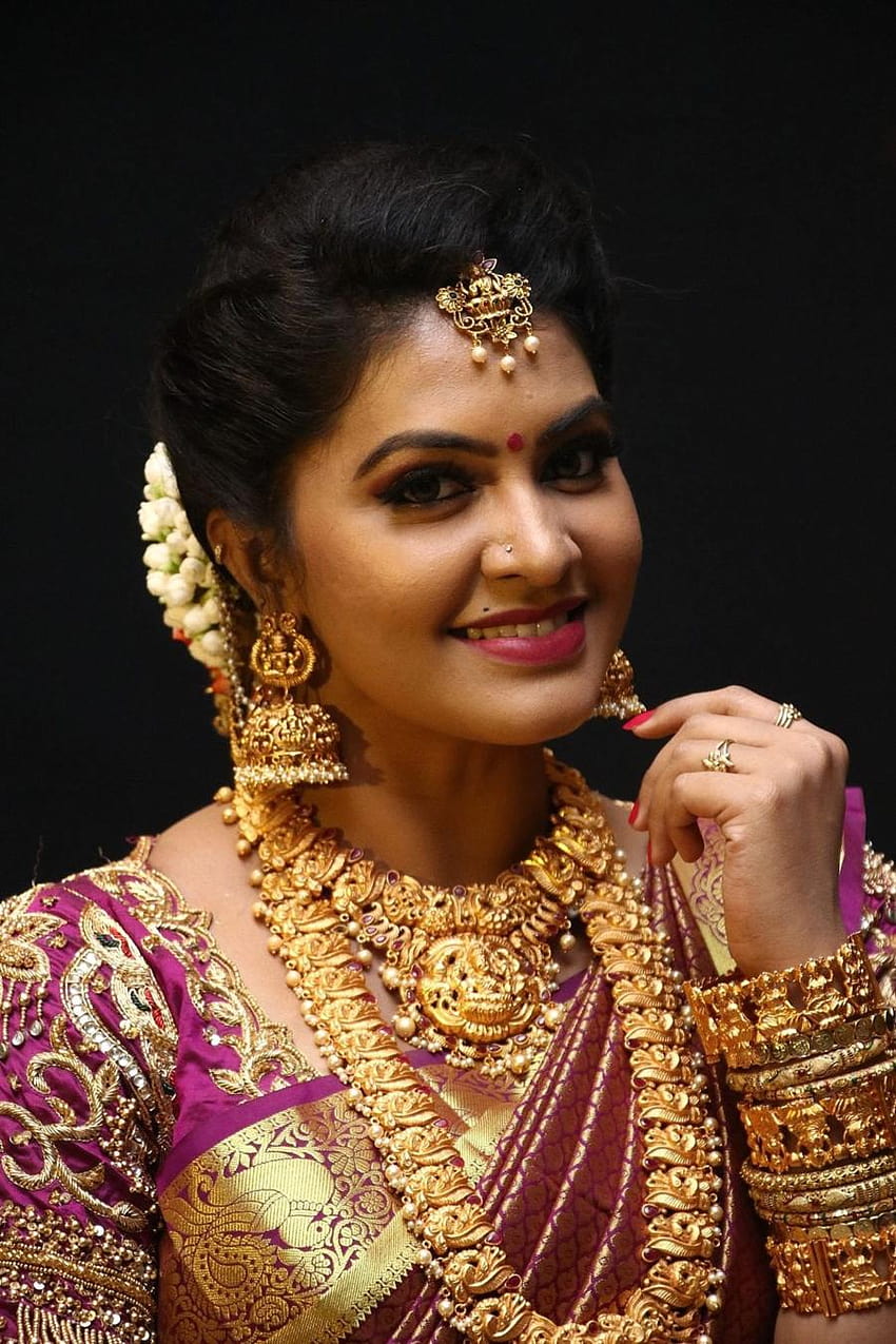 Hermosa actriz de televisión india Rachitha Mahalakshmi en Maroon Silk, actriz de serie rachita de cerca fondo de pantalla del teléfono