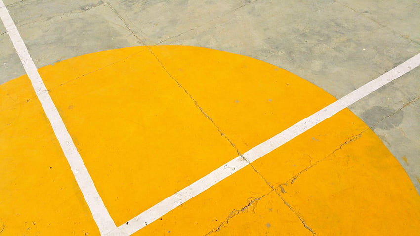 Szary chodnik z żółtą i białą farbą Tapeta HD