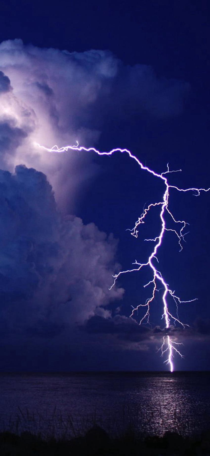Tempesta di fulmini nel cielo notturno del lago Visualizza iPhone X, fulmini Sfondo del telefono HD