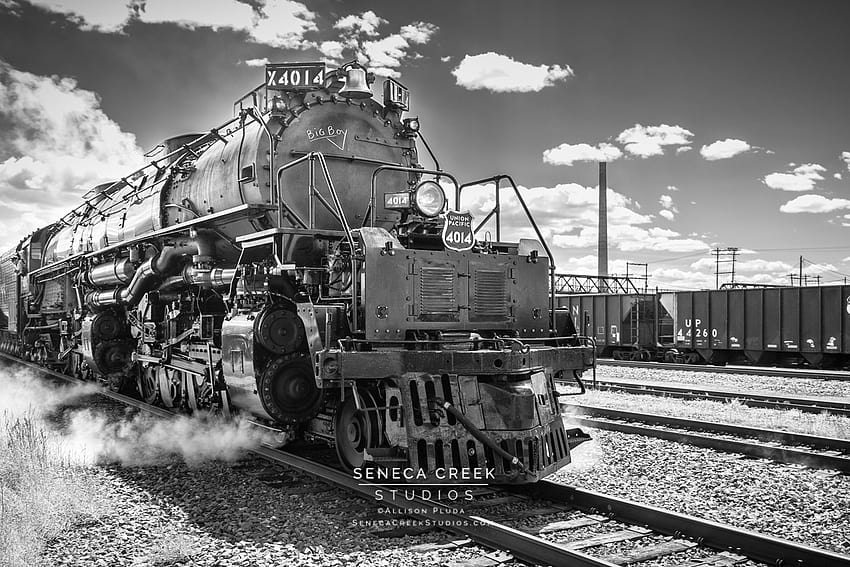 ユニオン パシフィックの歴史的な蒸気機関車のビッグ ボーイ No. 4014、世界最大の蒸気機関車、およびリビング レジェンド No. 844 のグラフは、ビッグ ボーイ 4014 のララミー鉄道車両基地に停車します。 高画質の壁紙