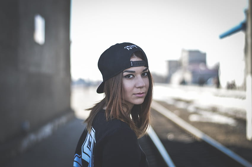 ID: 207500 / woman in urban streetwear looks back at the camera seriously, skater girl HD wallpaper