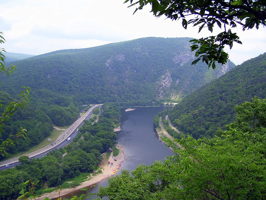 Vista de Delaware Water Gap desde Council Rock Vista fondo de pantalla