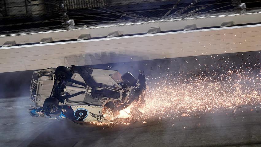 Pengemudi NASCAR Ryan Newman terlibat dalam kecelakaan hebat di Daytona 500 Wallpaper HD
