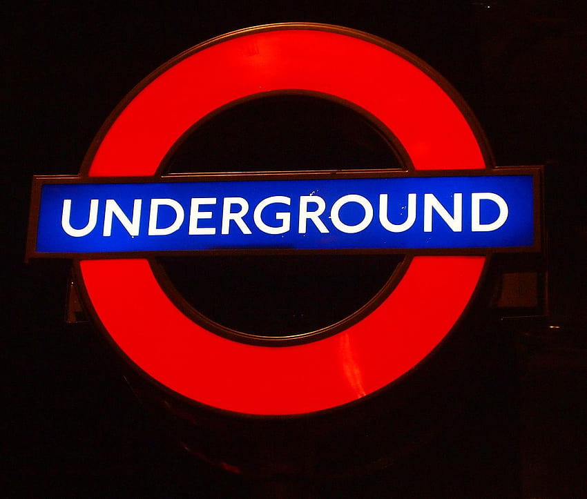 File:London Underground Sign Night.jpg 高画質の壁紙