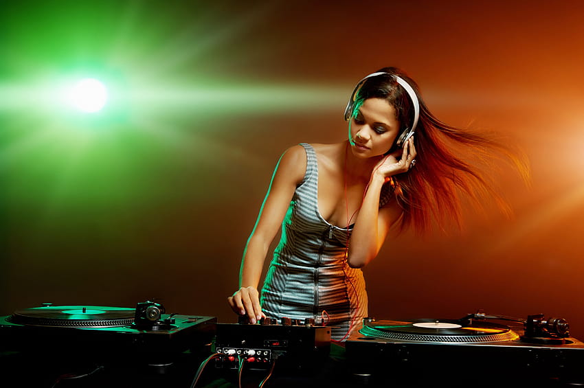 Chica de música fiestera DJ fondo de pantalla