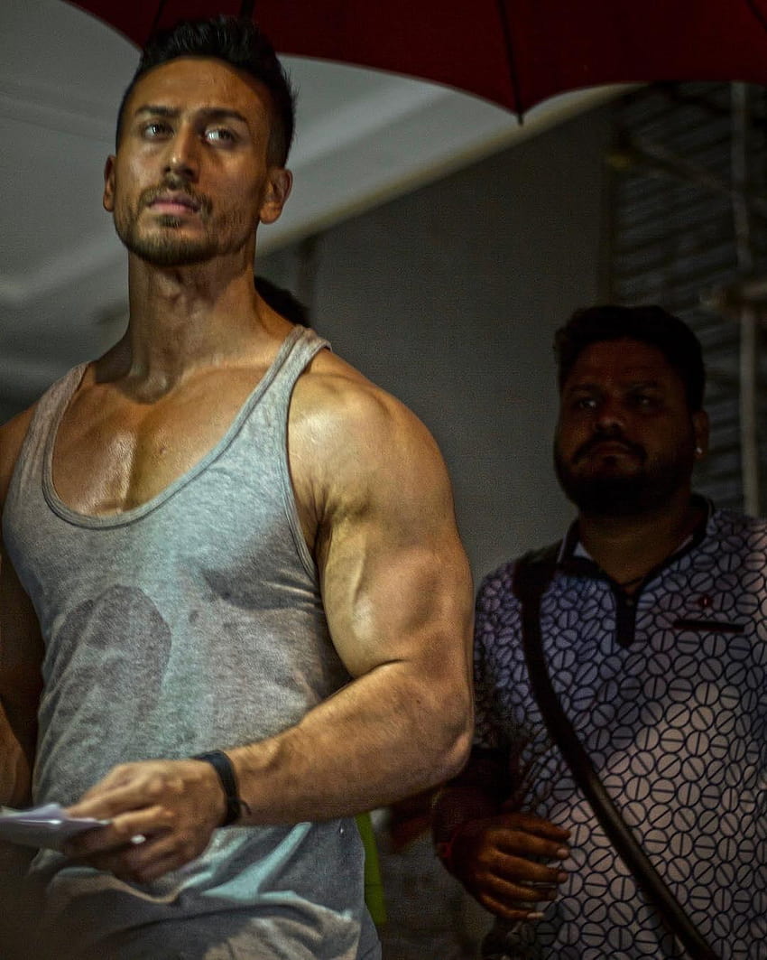 The Secrets Behind The Six Pack Abs And Flexible Body Of, fitness gym tiger shroff HD phone wallpaper