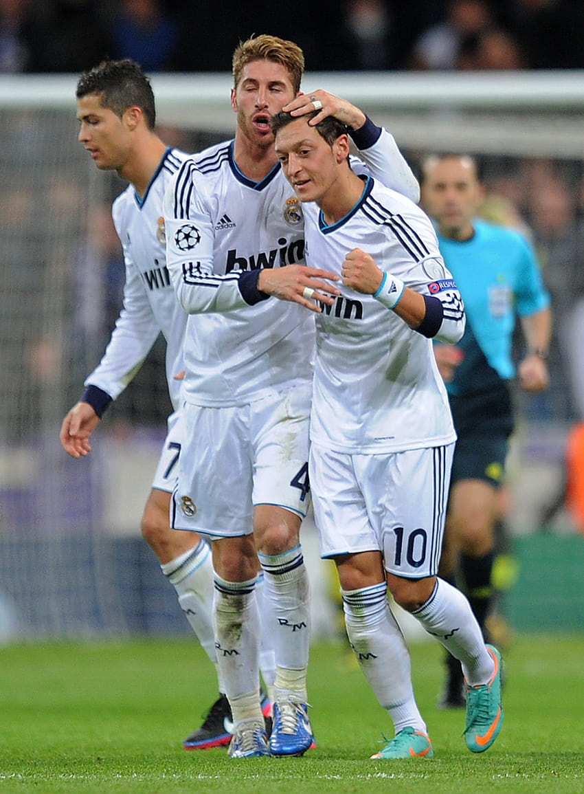 Mesut Ozil invia un messaggio a Sergio Ramos dopo aver segnato il 100esimo gol per il Real Madrid, ozil real madrid Sfondo del telefono HD
