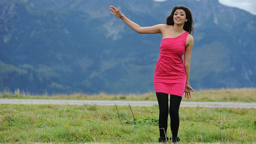 Kajal Aggarwal bailando con vestido rosa y calzas negras fondo de pantalla