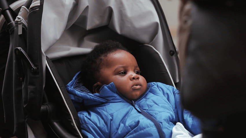 Ein süßer schwarzer Junge in seinem Kinderwagen Stock Video Footage, süßes schwarzes Kleinkind HD-Hintergrundbild